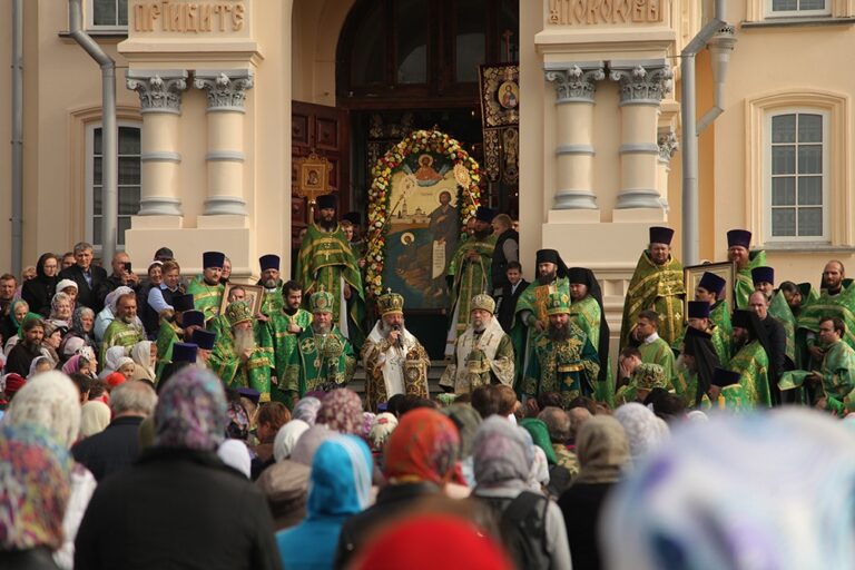 В день празднования перенесения мощей святого праведного Симеона Верхотурского Преосвященные архипастыри совершили Божественную литургию в Крестовоздвиженском соборе Верхотурья