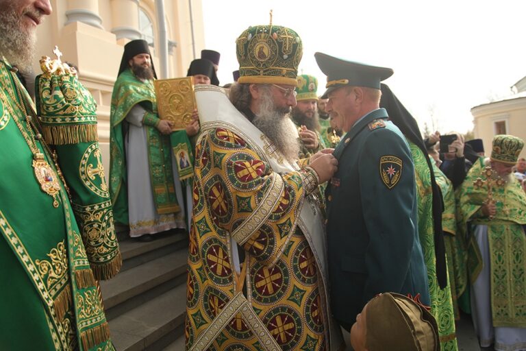 В день празднования перенесения мощей святого праведного Симеона Верхотурского Преосвященные архипастыри совершили Божественную литургию в Крестовоздвиженском соборе Верхотурья