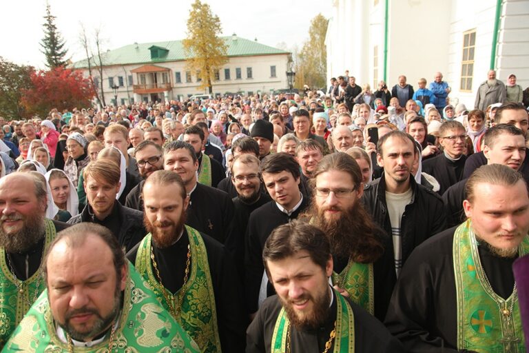 В день празднования перенесения мощей святого праведного Симеона Верхотурского Преосвященные архипастыри совершили Божественную литургию в Крестовоздвиженском соборе Верхотурья