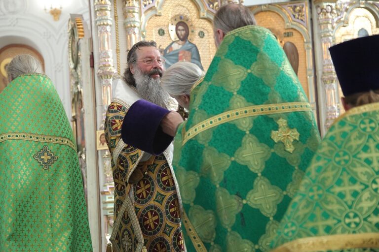 В день празднования перенесения мощей святого праведного Симеона Верхотурского Преосвященные архипастыри совершили Божественную литургию в Крестовоздвиженском соборе Верхотурья