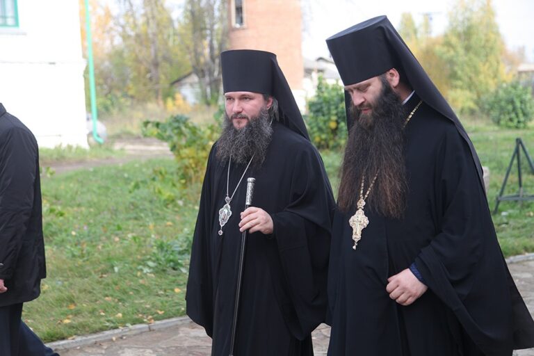 В день празднования перенесения мощей святого праведного Симеона Верхотурского Преосвященные архипастыри совершили Божественную литургию в Крестовоздвиженском соборе Верхотурья