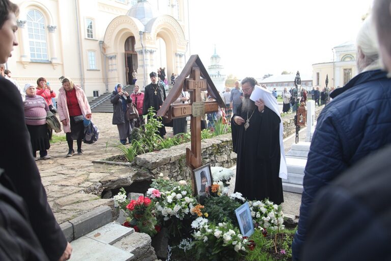 В день празднования перенесения мощей святого праведного Симеона Верхотурского Преосвященные архипастыри совершили Божественную литургию в Крестовоздвиженском соборе Верхотурья