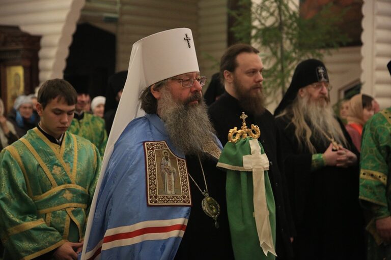 Митрополит Кирилл и епископ Виктор совершили Божественную литургию в мужском монастыре во имя Царственных страстотерпцев