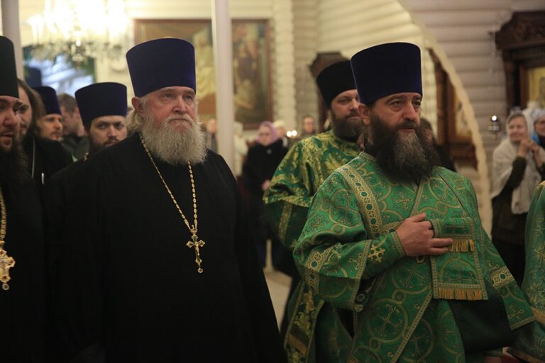 Митрополит Кирилл и епископ Виктор совершили Божественную литургию в мужском монастыре во имя Царственных страстотерпцев