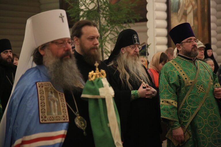 Митрополит Кирилл и епископ Виктор совершили Божественную литургию в мужском монастыре во имя Царственных страстотерпцев