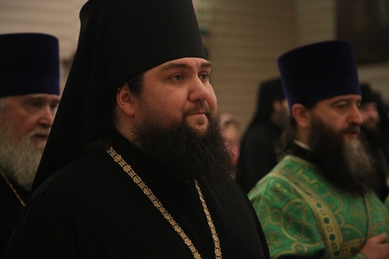 Митрополит Кирилл и епископ Виктор совершили Божественную литургию в мужском монастыре во имя Царственных страстотерпцев