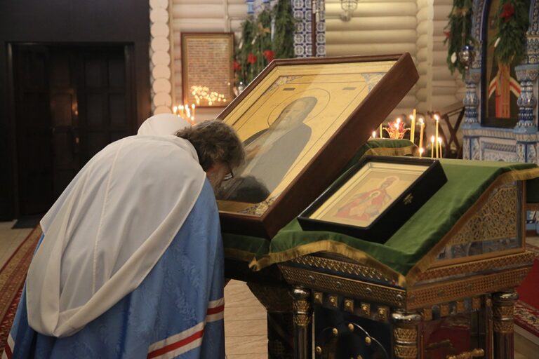 Митрополит Кирилл и епископ Виктор совершили Божественную литургию в мужском монастыре во имя Царственных страстотерпцев