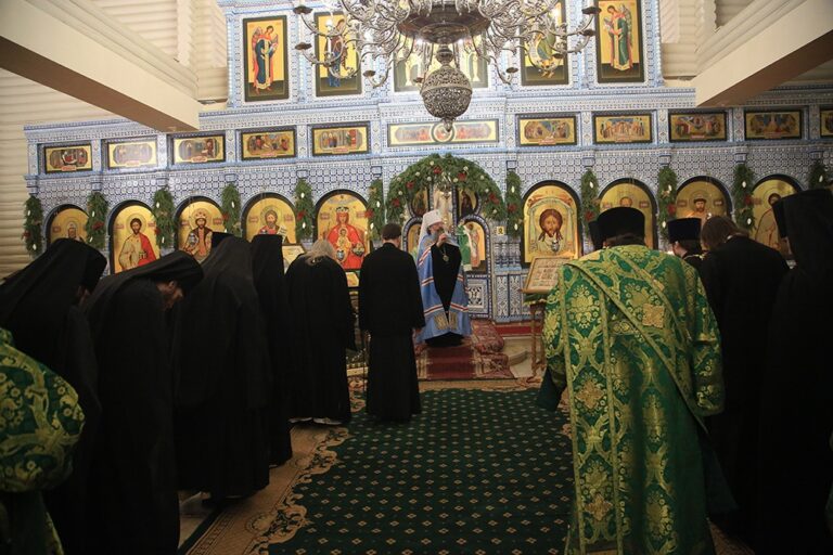 Митрополит Кирилл и епископ Виктор совершили Божественную литургию в мужском монастыре во имя Царственных страстотерпцев
