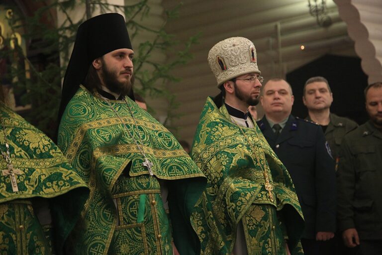 Митрополит Кирилл и епископ Виктор совершили Божественную литургию в мужском монастыре во имя Царственных страстотерпцев