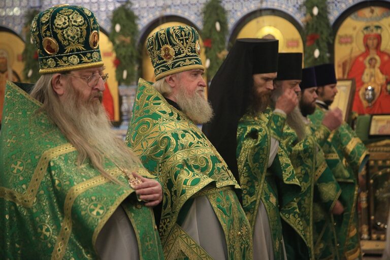 Митрополит Кирилл и епископ Виктор совершили Божественную литургию в мужском монастыре во имя Царственных страстотерпцев