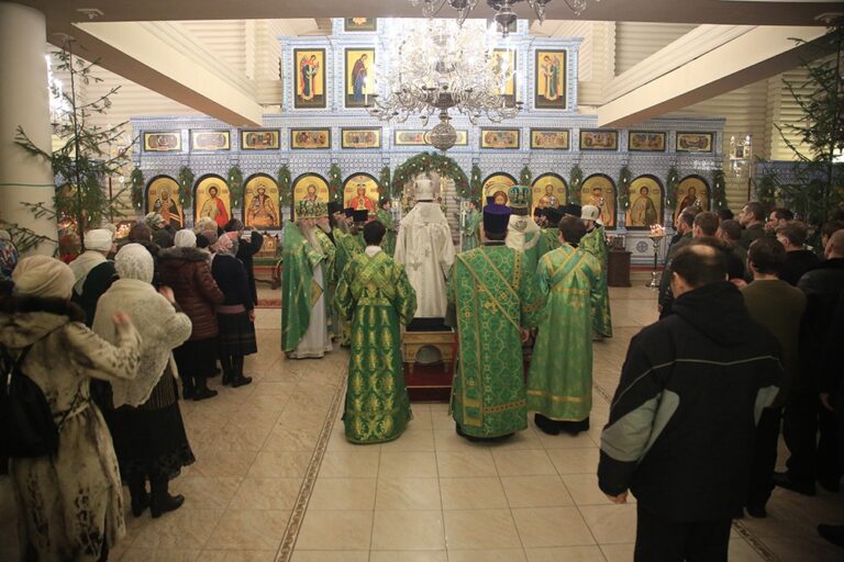 Митрополит Кирилл и епископ Виктор совершили Божественную литургию в мужском монастыре во имя Царственных страстотерпцев