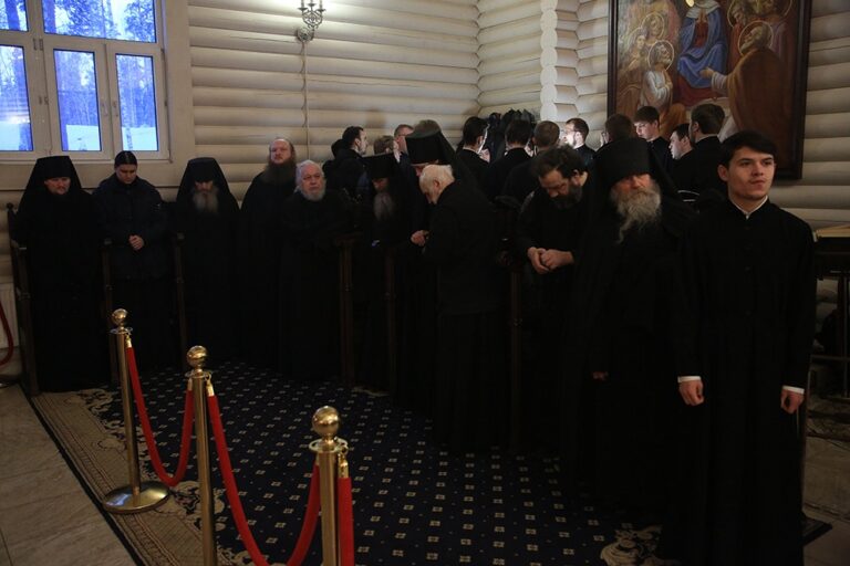 Митрополит Кирилл и епископ Виктор совершили Божественную литургию в мужском монастыре во имя Царственных страстотерпцев