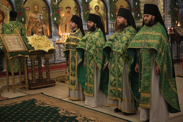 Митрополит Кирилл и епископ Виктор совершили Божественную литургию в мужском монастыре во имя Царственных страстотерпцев