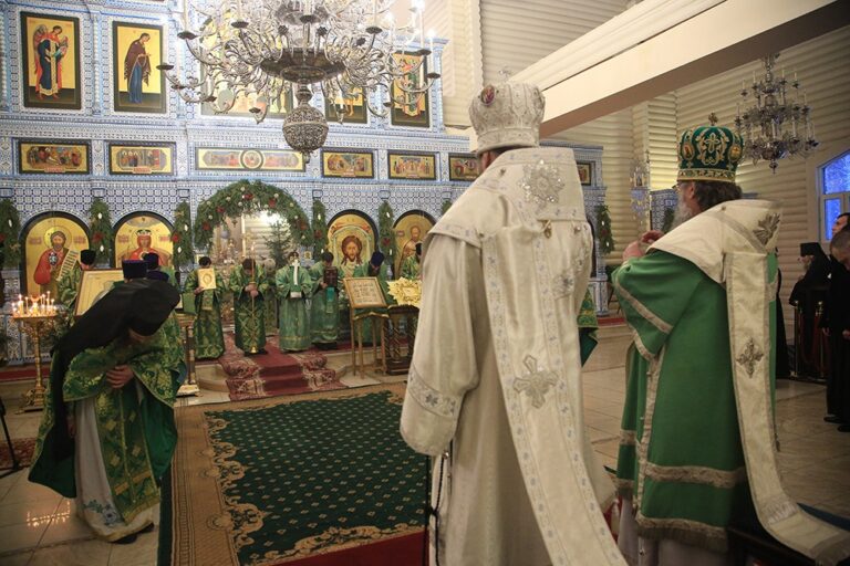 Митрополит Кирилл и епископ Виктор совершили Божественную литургию в мужском монастыре во имя Царственных страстотерпцев