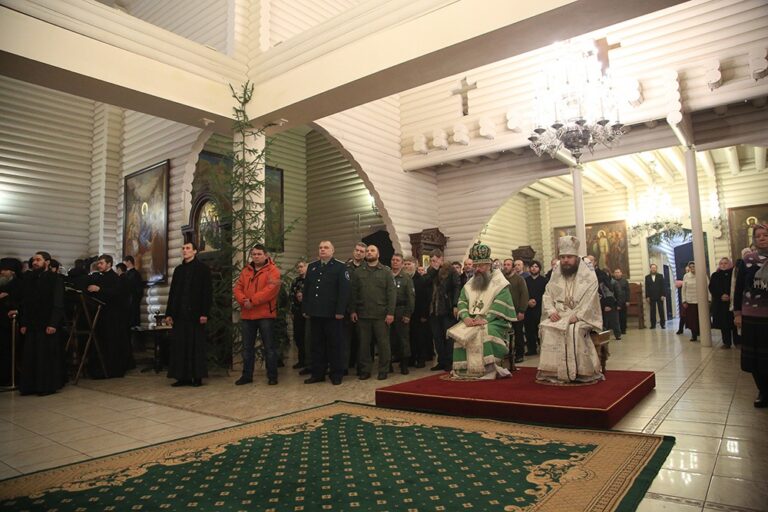 Митрополит Кирилл и епископ Виктор совершили Божественную литургию в мужском монастыре во имя Царственных страстотерпцев