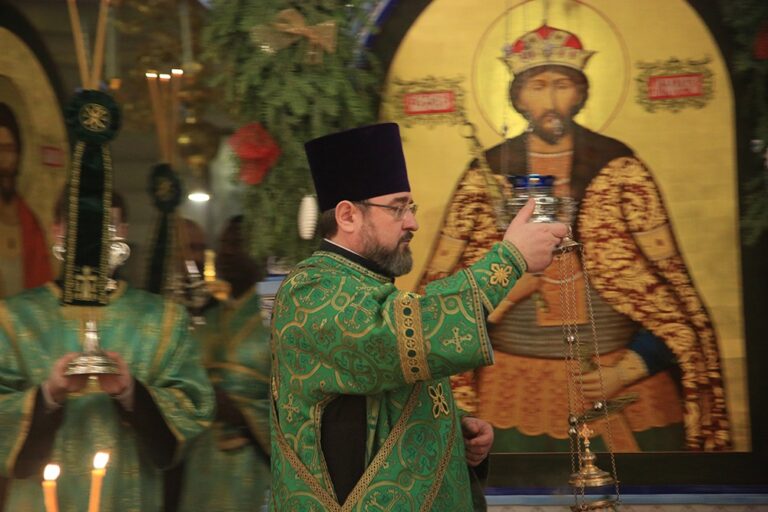 Митрополит Кирилл и епископ Виктор совершили Божественную литургию в мужском монастыре во имя Царственных страстотерпцев