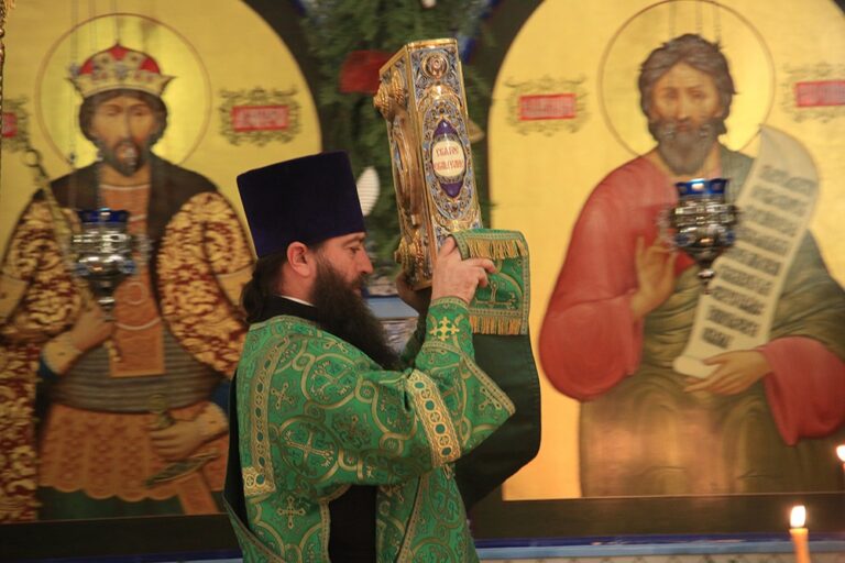 Митрополит Кирилл и епископ Виктор совершили Божественную литургию в мужском монастыре во имя Царственных страстотерпцев