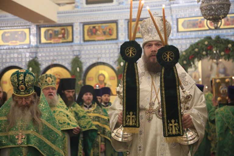 Митрополит Кирилл и епископ Виктор совершили Божественную литургию в мужском монастыре во имя Царственных страстотерпцев