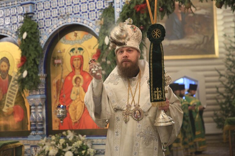 Митрополит Кирилл и епископ Виктор совершили Божественную литургию в мужском монастыре во имя Царственных страстотерпцев