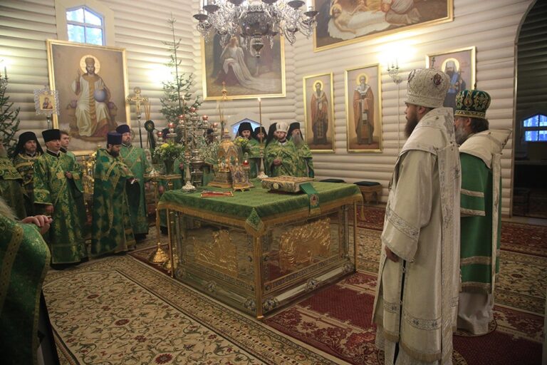 Митрополит Кирилл и епископ Виктор совершили Божественную литургию в мужском монастыре во имя Царственных страстотерпцев