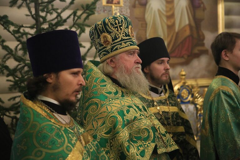 Митрополит Кирилл и епископ Виктор совершили Божественную литургию в мужском монастыре во имя Царственных страстотерпцев