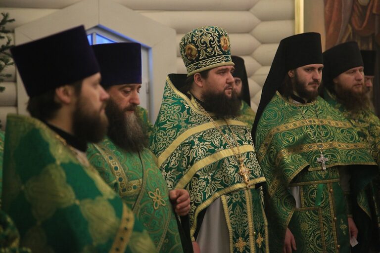 Митрополит Кирилл и епископ Виктор совершили Божественную литургию в мужском монастыре во имя Царственных страстотерпцев