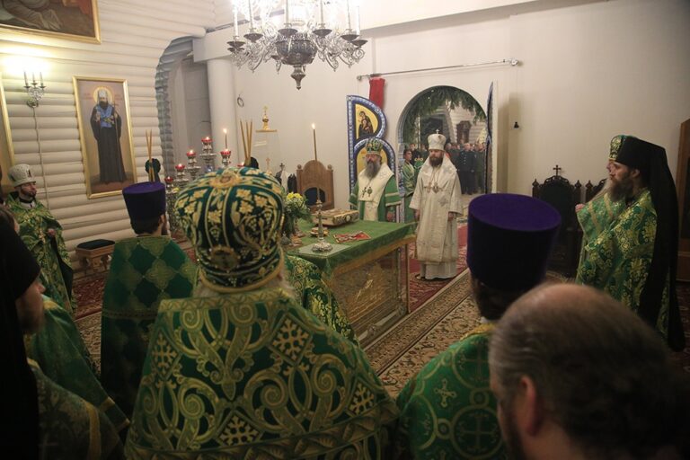 Митрополит Кирилл и епископ Виктор совершили Божественную литургию в мужском монастыре во имя Царственных страстотерпцев