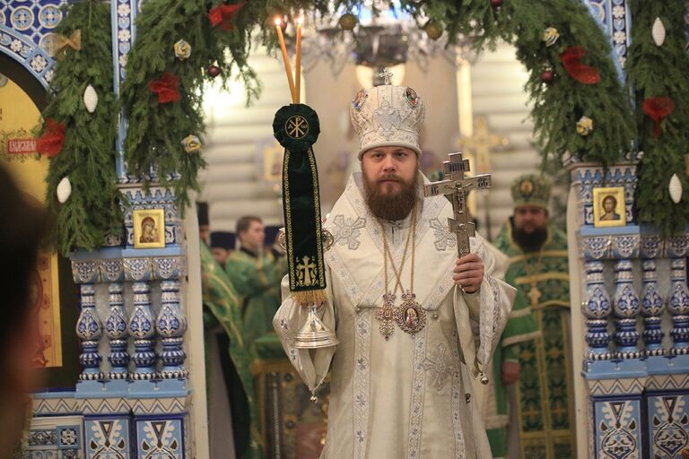 Митрополит Кирилл и епископ Виктор совершили Божественную литургию в мужском монастыре во имя Царственных страстотерпцев