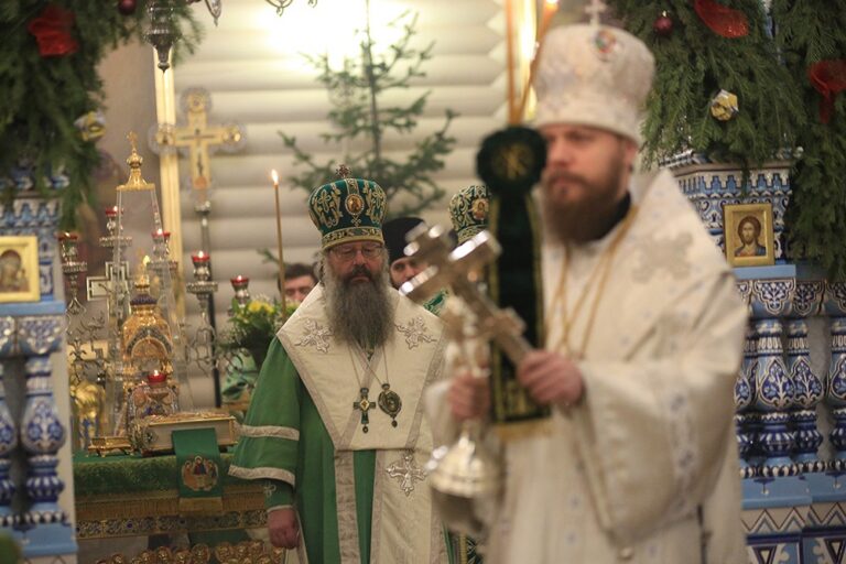 Митрополит Кирилл и епископ Виктор совершили Божественную литургию в мужском монастыре во имя Царственных страстотерпцев