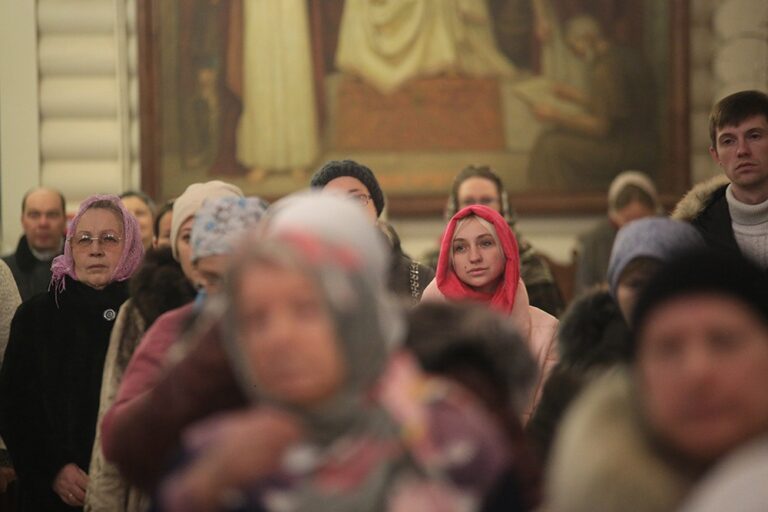 Митрополит Кирилл и епископ Виктор совершили Божественную литургию в мужском монастыре во имя Царственных страстотерпцев