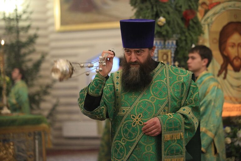 Митрополит Кирилл и епископ Виктор совершили Божественную литургию в мужском монастыре во имя Царственных страстотерпцев