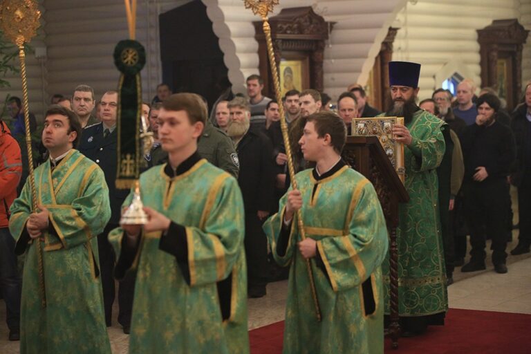 Митрополит Кирилл и епископ Виктор совершили Божественную литургию в мужском монастыре во имя Царственных страстотерпцев