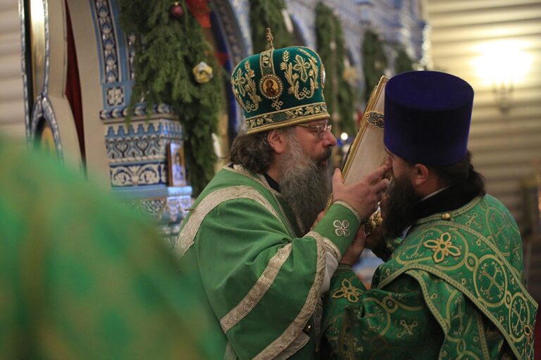 Митрополит Кирилл и епископ Виктор совершили Божественную литургию в мужском монастыре во имя Царственных страстотерпцев