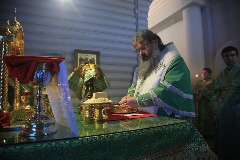 Митрополит Кирилл и епископ Виктор совершили Божественную литургию в мужском монастыре во имя Царственных страстотерпцев