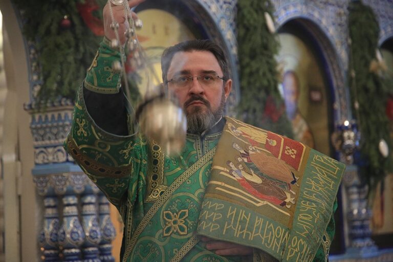Митрополит Кирилл и епископ Виктор совершили Божественную литургию в мужском монастыре во имя Царственных страстотерпцев