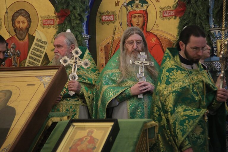 Митрополит Кирилл и епископ Виктор совершили Божественную литургию в мужском монастыре во имя Царственных страстотерпцев