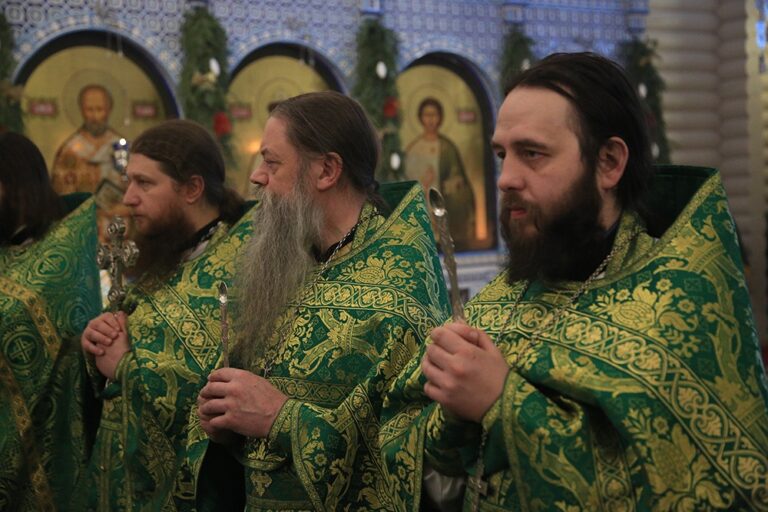 Митрополит Кирилл и епископ Виктор совершили Божественную литургию в мужском монастыре во имя Царственных страстотерпцев