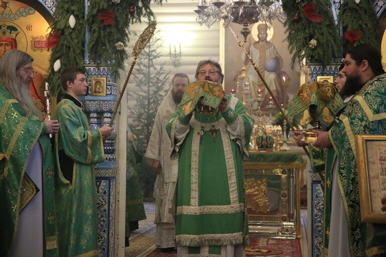 Митрополит Кирилл и епископ Виктор совершили Божественную литургию в мужском монастыре во имя Царственных страстотерпцев
