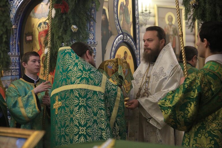 Митрополит Кирилл и епископ Виктор совершили Божественную литургию в мужском монастыре во имя Царственных страстотерпцев