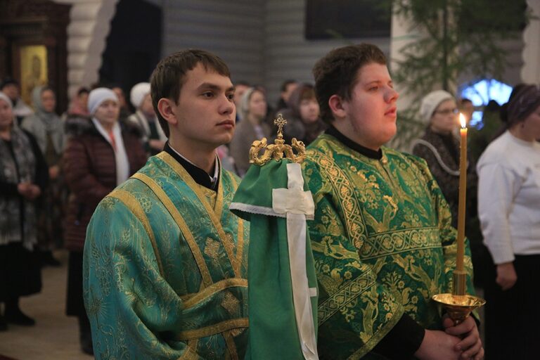 Митрополит Кирилл и епископ Виктор совершили Божественную литургию в мужском монастыре во имя Царственных страстотерпцев