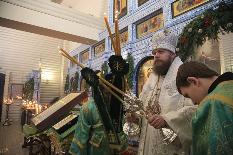 Митрополит Кирилл и епископ Виктор совершили Божественную литургию в мужском монастыре во имя Царственных страстотерпцев