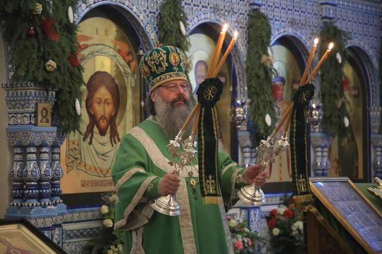 Митрополит Кирилл и епископ Виктор совершили Божественную литургию в мужском монастыре во имя Царственных страстотерпцев