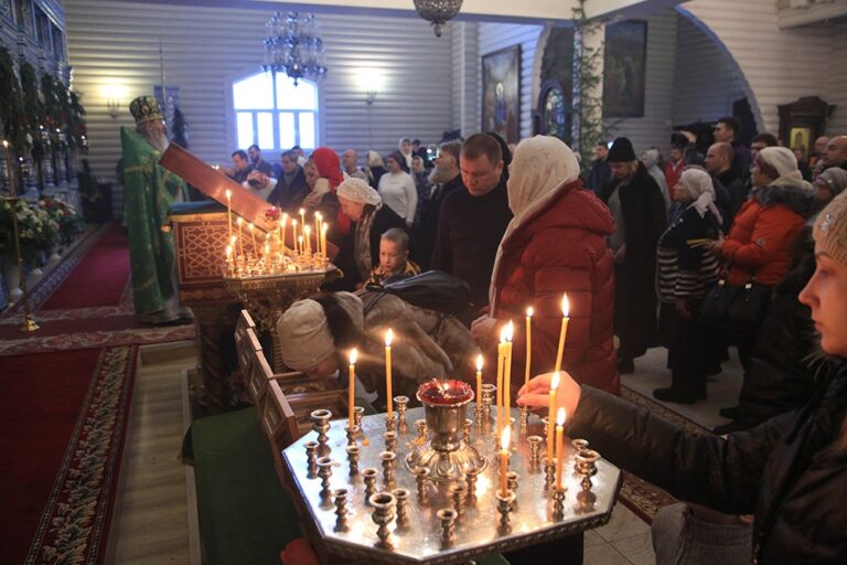 Митрополит Кирилл и епископ Виктор совершили Божественную литургию в мужском монастыре во имя Царственных страстотерпцев
