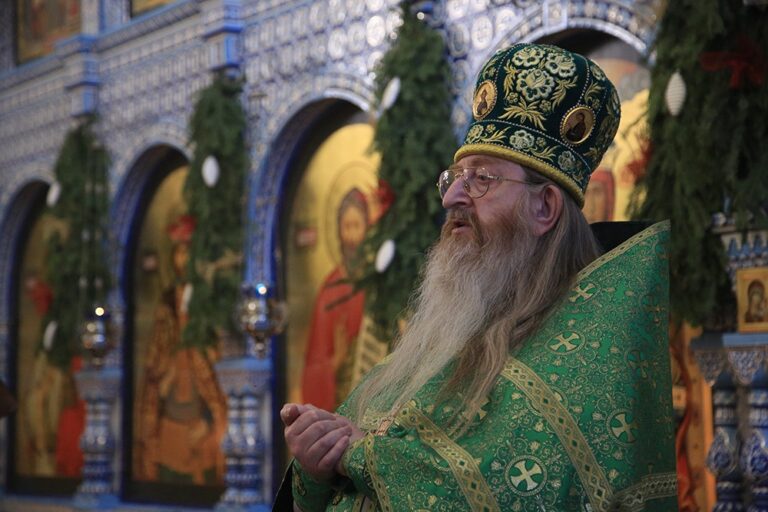 Митрополит Кирилл и епископ Виктор совершили Божественную литургию в мужском монастыре во имя Царственных страстотерпцев