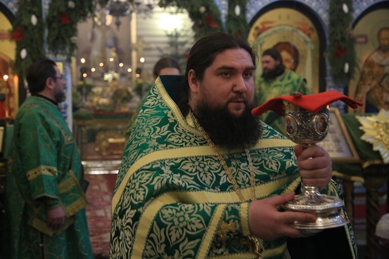 Митрополит Кирилл и епископ Виктор совершили Божественную литургию в мужском монастыре во имя Царственных страстотерпцев