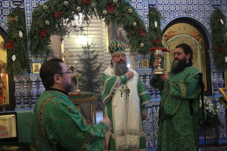 Митрополит Кирилл и епископ Виктор совершили Божественную литургию в мужском монастыре во имя Царственных страстотерпцев