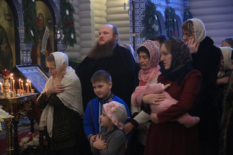 Митрополит Кирилл и епископ Виктор совершили Божественную литургию в мужском монастыре во имя Царственных страстотерпцев