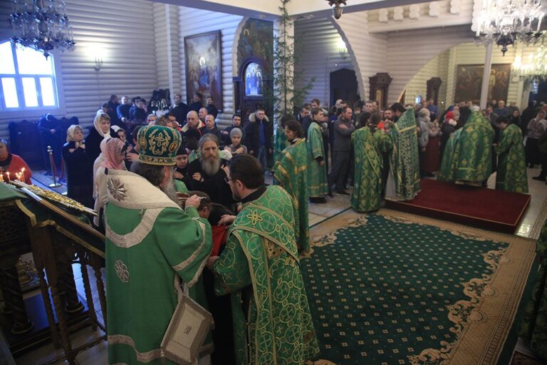 Митрополит Кирилл и епископ Виктор совершили Божественную литургию в мужском монастыре во имя Царственных страстотерпцев