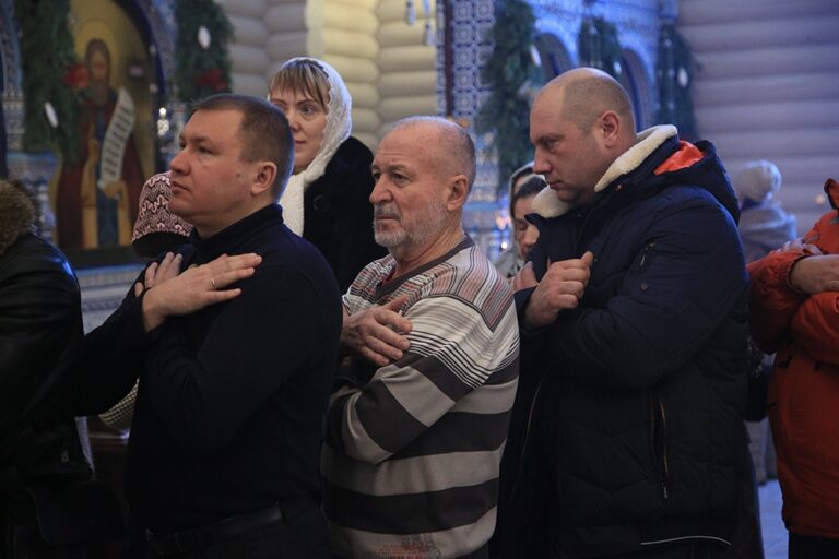 Митрополит Кирилл и епископ Виктор совершили Божественную литургию в мужском монастыре во имя Царственных страстотерпцев