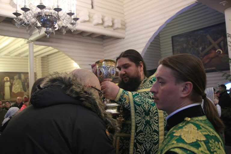 Митрополит Кирилл и епископ Виктор совершили Божественную литургию в мужском монастыре во имя Царственных страстотерпцев